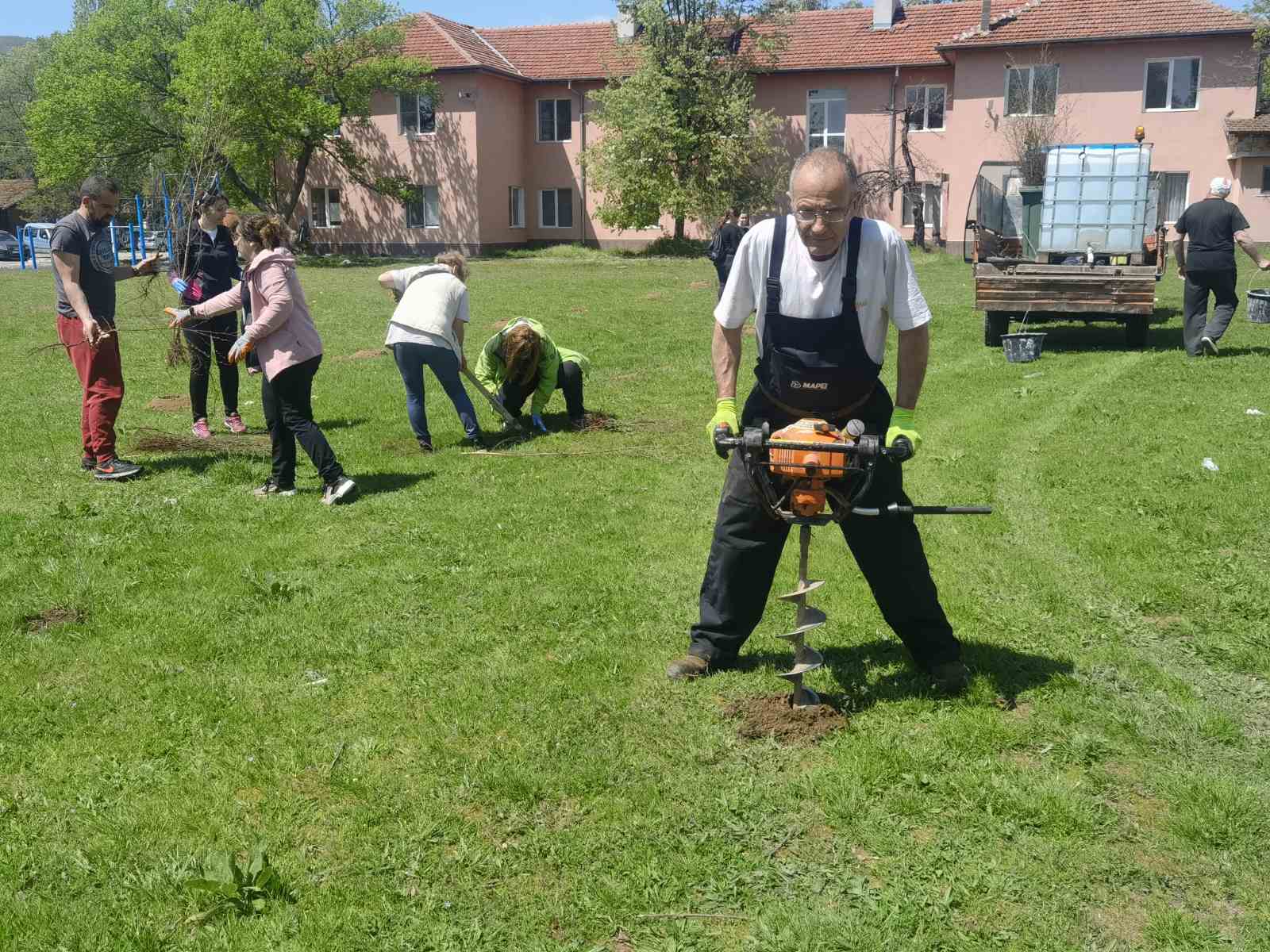 Залесяване в гр. Николаево - 27.04.2022 г. - снимки image