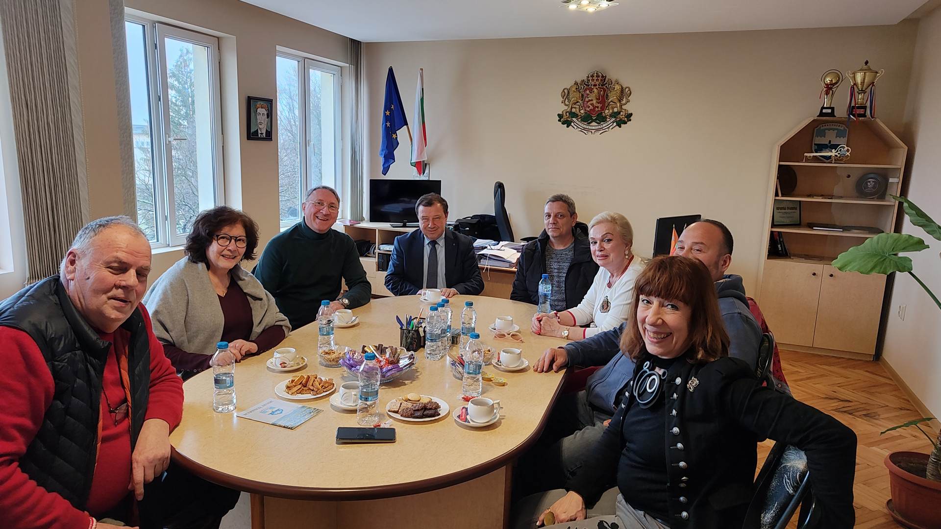 Творческа среща на кмета на Община Николаево с актьорите от театър "Искри и сезони" image