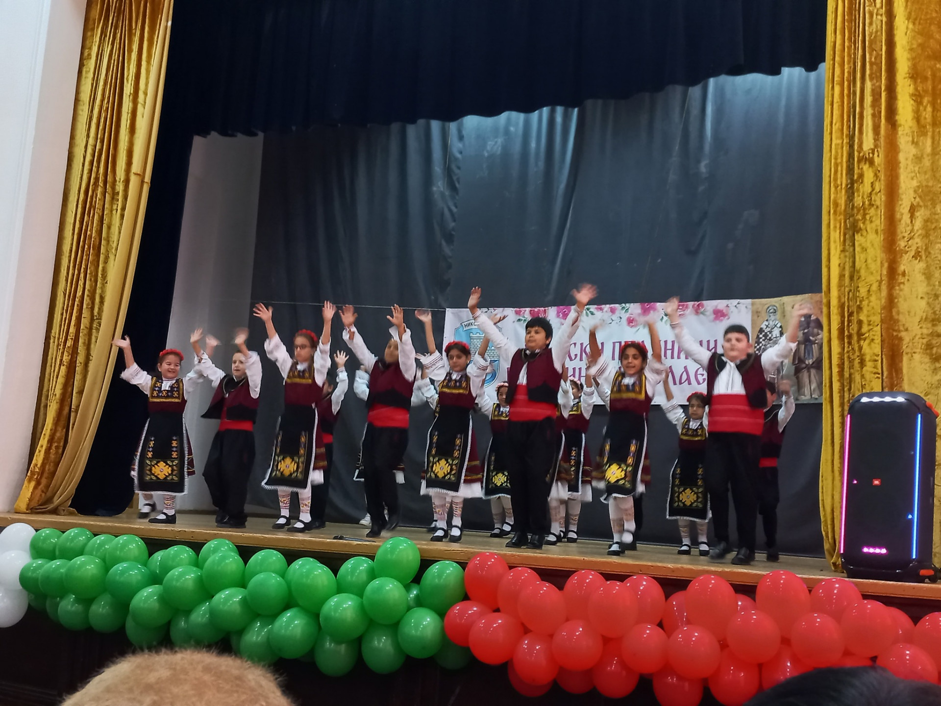 За 24 май децата на Николаево пяха и танцуваха в тържество на благодарността към учители и читалищни дейци image