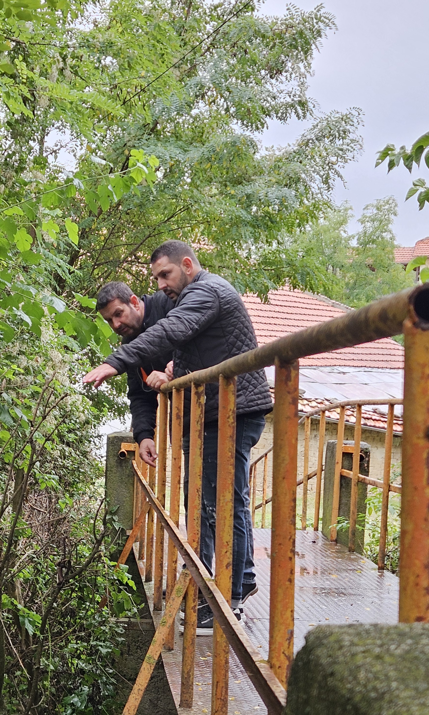 Пороите вдигнаха нивото на реката в село Елхово, мостове са подкопани image