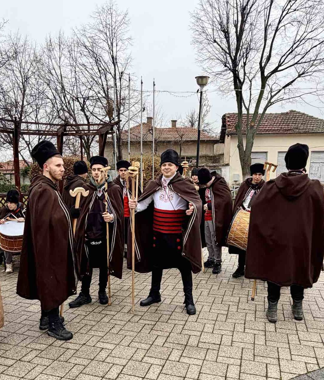 С благослов и звън на коледарски песни Николаево разтвори портите си за най-светлия обичай image