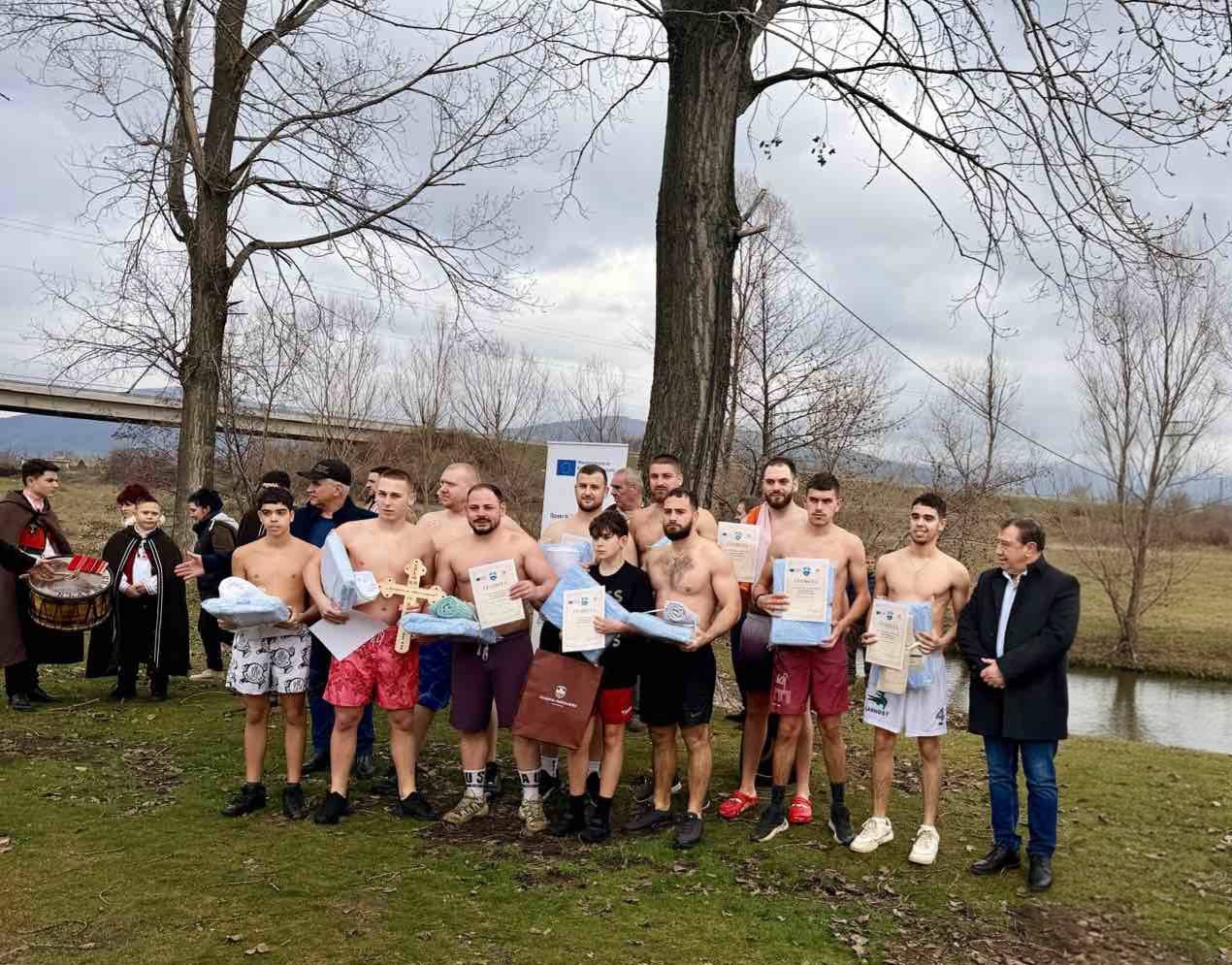 С вяра и смелост: 19-годишният Венелин Бистрев хвана Богоявленския кръст в Николаево image