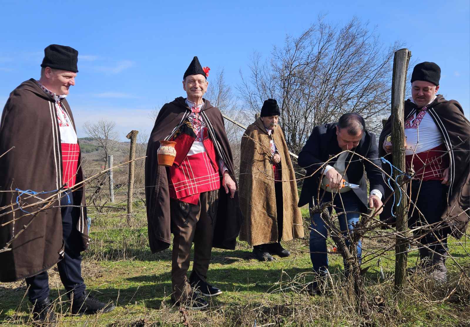 От лоза - грозде, по бакър - вино: В община Николаево върнаха ритуал на Трифон Зарезан отпреди 30 години image
