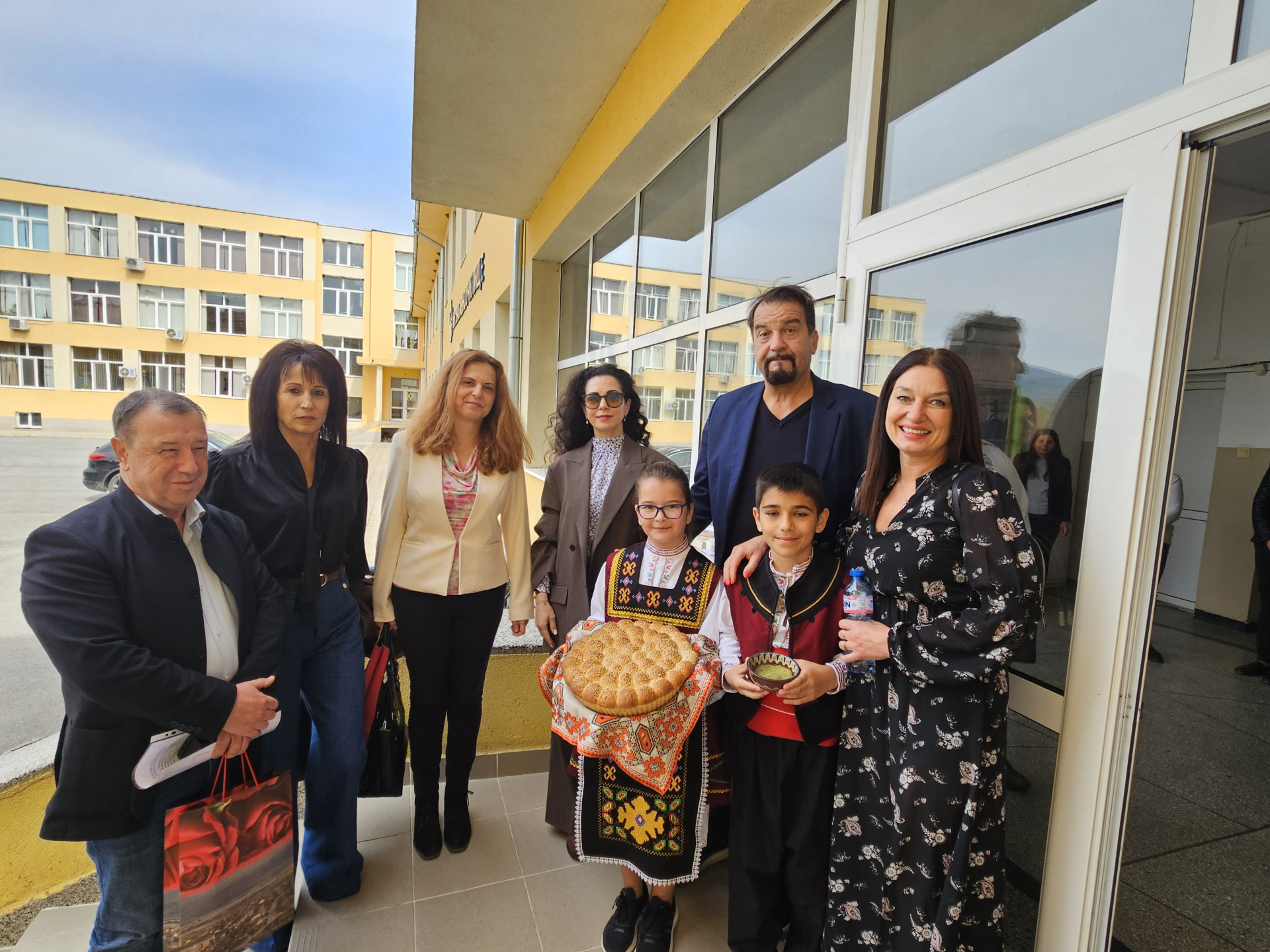 Звездни гласове и любими приказки в основното училище в Николаево image