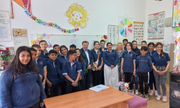 Снимка Кметът на Николаево, областният управител, началникът на РУО и преподавател по конституционно право четоха приказки на децата