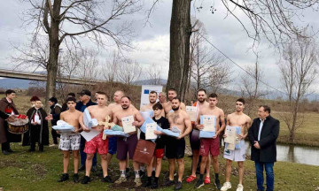 Снимка С вяра и смелост: 19-годишният Венелин Бистрев хвана Богоявленския кръст в Николаево