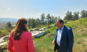 Снимка Кметът на Николаево и областният управител Ива Радева посетиха крепостта "Асара"