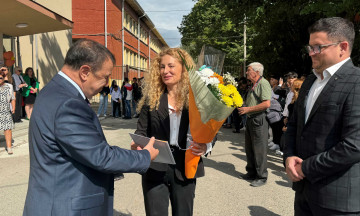 Снимка Кметът Костов и областният управител Маринов: Честит първи учебен ден! На добър час!