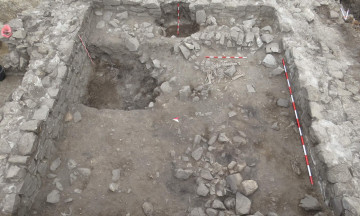 Етап от проучването на сграда № 1 до южната крепостна стена.jpg