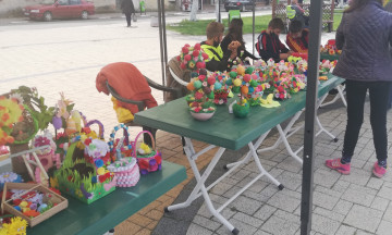 Снимка БЛАГОТВОРИТЕЛЕН БАЗАР с произведения, изработени от г-жа Сребрина Янкова