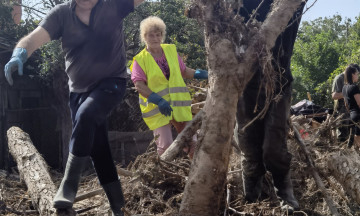 Снимка Доброволен труд в помощ на наводнените села в Карловско - с. Каравелово, 16.09.2022 г.