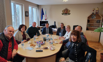 Снимка Творческа среща на кмета на Община Николаево с актьорите от театър "Искри и сезони"