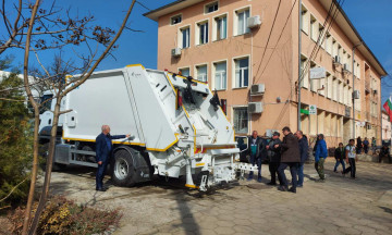 Снимка Нов сметосъбиращ автомобил за Община Николаево
