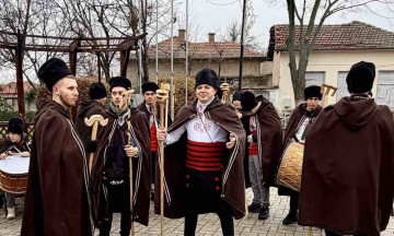 Снимка С благослов и звън на коледарски песни Николаево разтвори портите си за най-светлия обичай