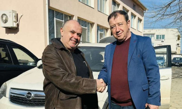 Снимка Кметът на Николаево Константин Костов  предостави служебен автомобил на полицията