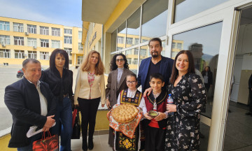 Снимка Звездни гласове и любими приказки в основното училище в Николаево