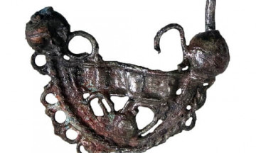 Посребрена бронзова обица.jpg