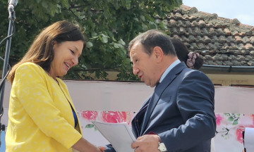 Снимка Кметът на Николаево Константин Костов удостои учители, ученици и творци за 24 май