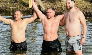 Снимка Николай Петров спаси за втори път Богоявленския кръст в Николаево