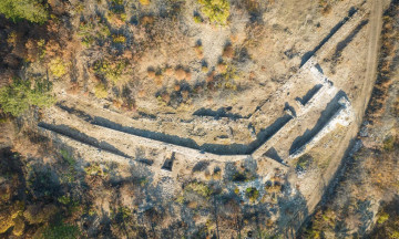 Трите крепостни стена в западната част на крепостта.jpg