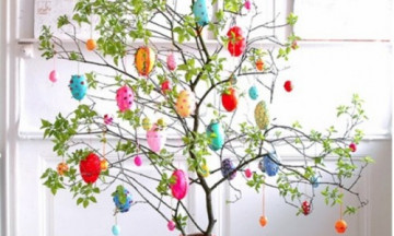 Снимка Украсяване на Великденско дърво