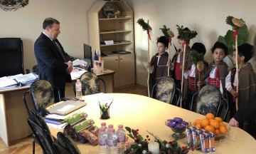 Снимка Малки  коледари огласиха с песни  Николаево, коледен базар създава празнично настроение, а футболисти се готвят за благотворителен турнир