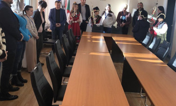 Снимка Деца от Нова махала сурвакаха общинари по традиционния български обичай